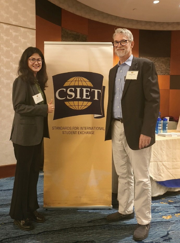 丁丁留學項目總監(jiān)Milly與CSIET執(zhí)行董事Chris Page合影1.jpg